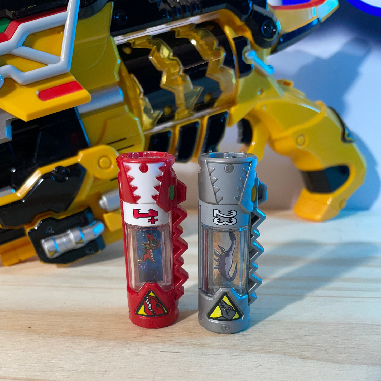 KYORYUGER DX T-REX GABURIVOLVER + 2x DINO CHARGE / ENERGEM - Power Rangers