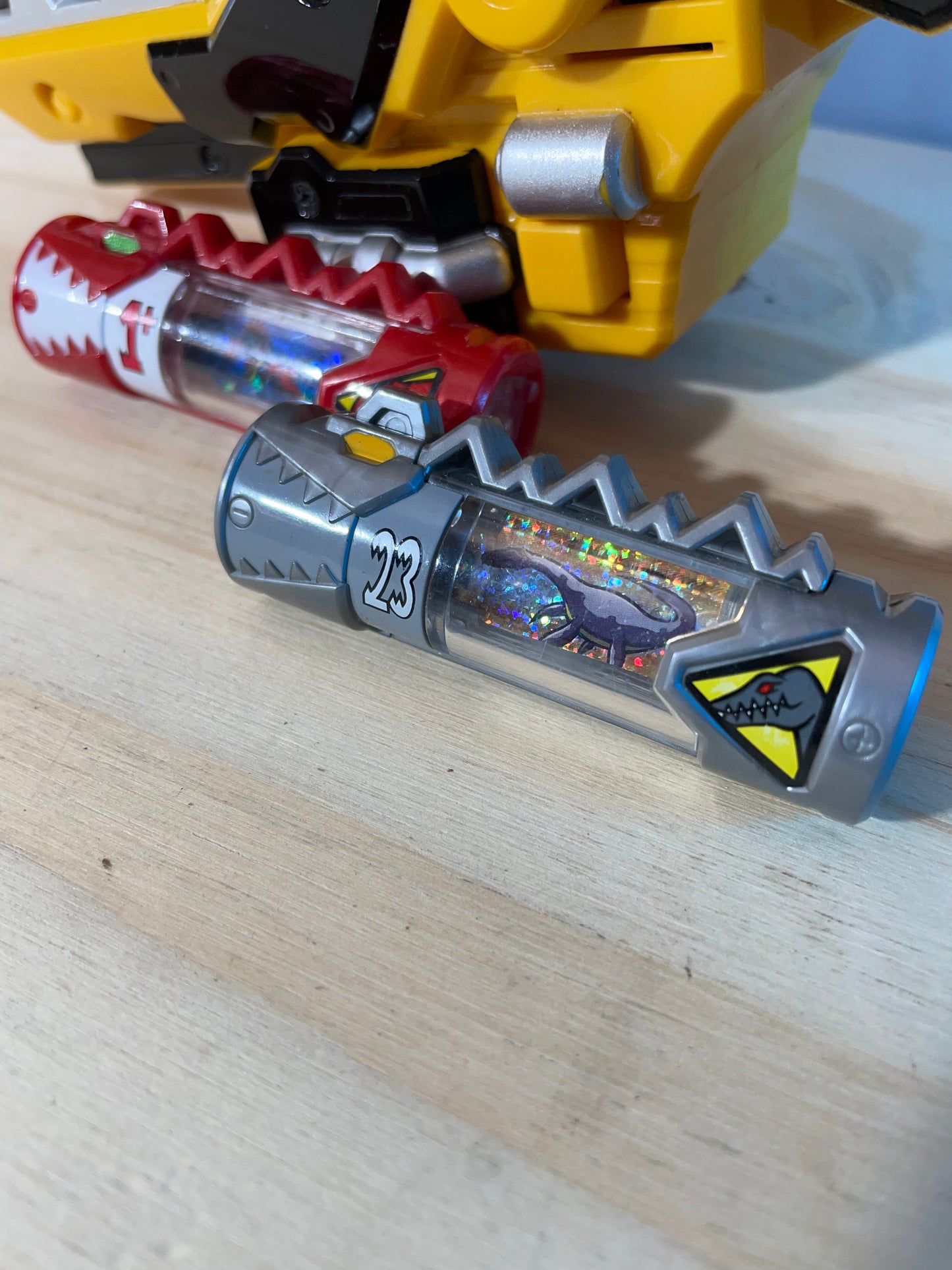 KYORYUGER DX T-REX GABURIVOLVER + 2x DINO CHARGE / ENERGEM - Power Rangers