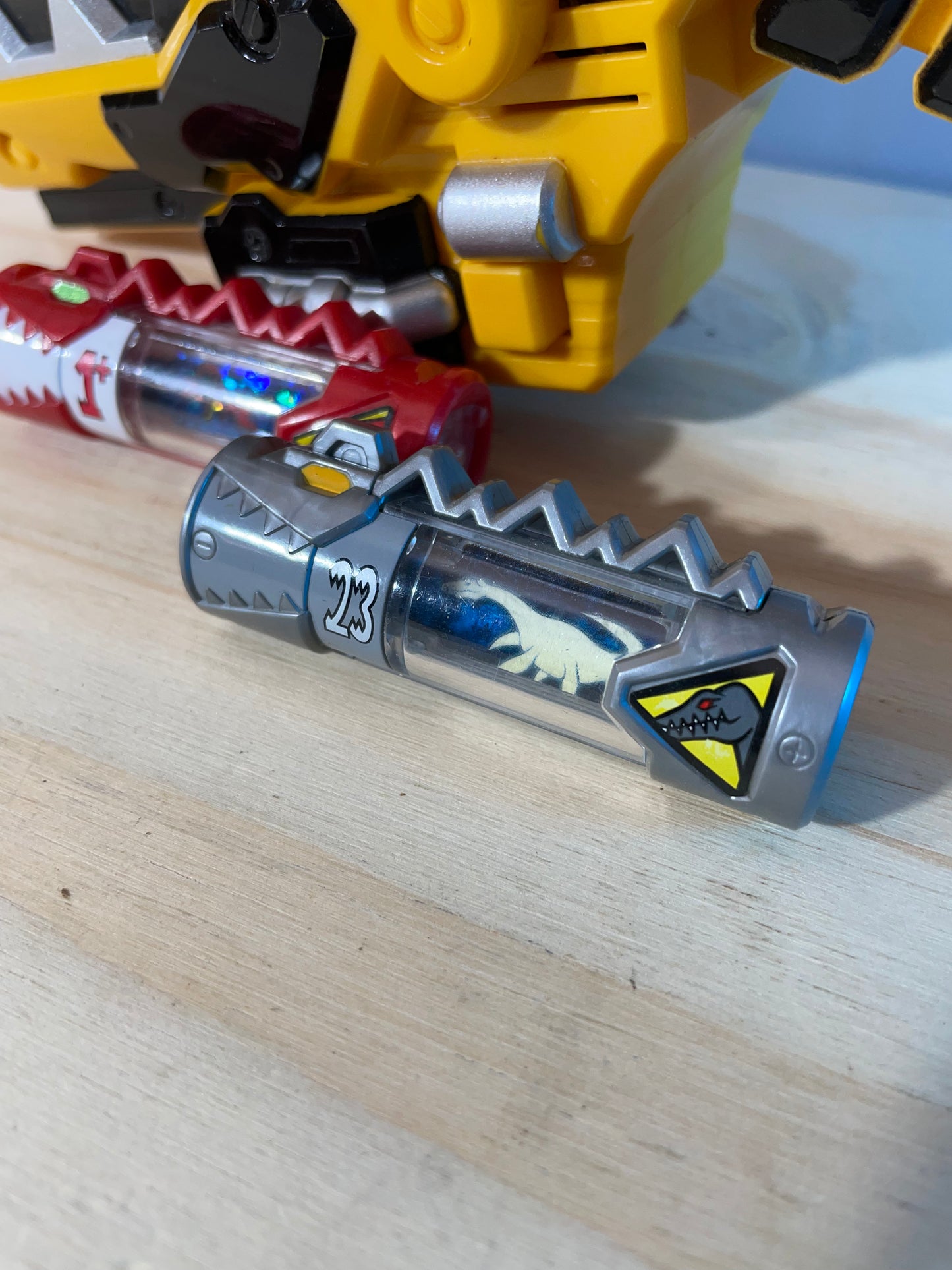 KYORYUGER DX T-REX GABURIVOLVER + 2x DINO CHARGE / ENERGEM - Power Rangers