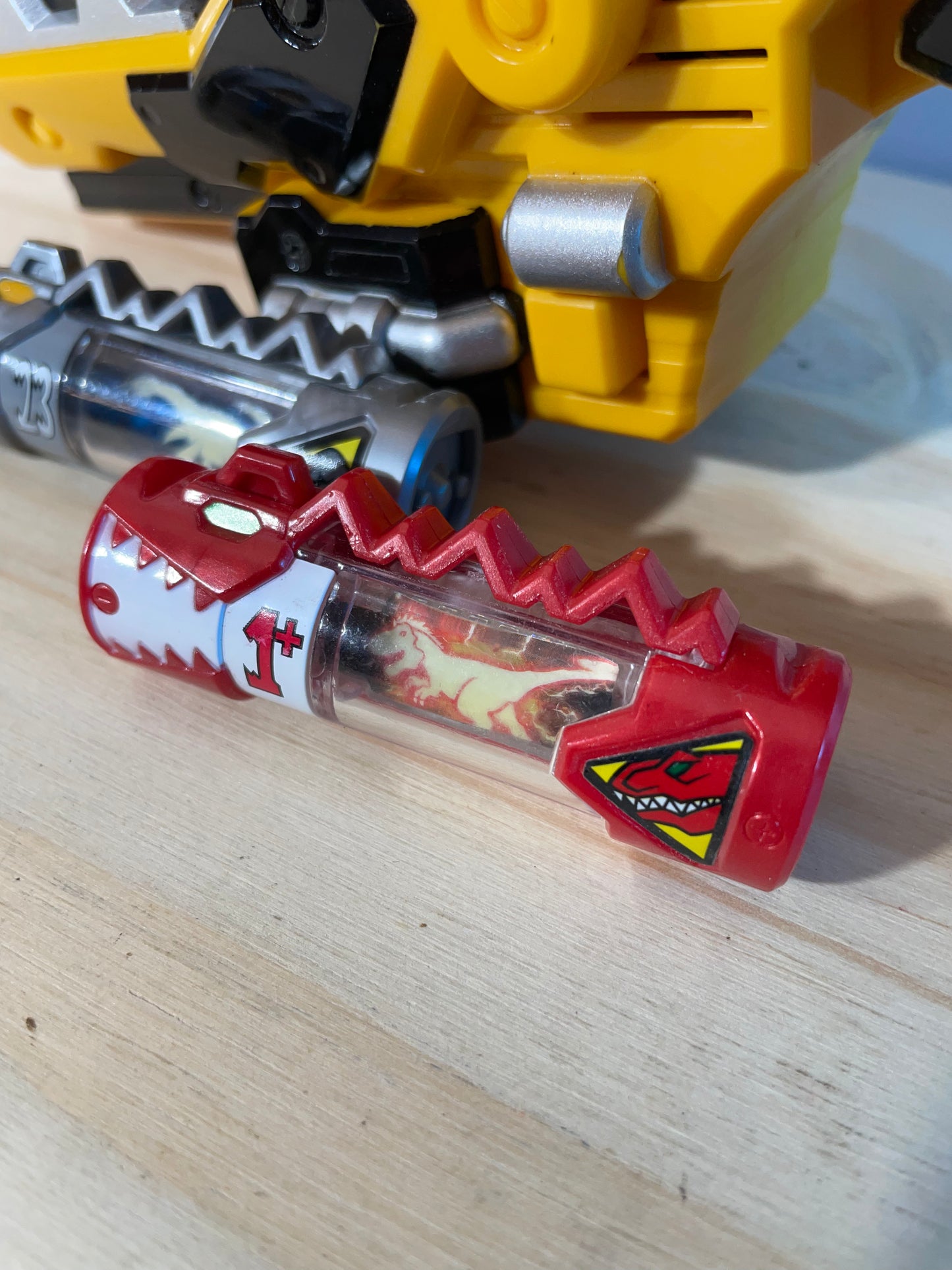 KYORYUGER DX T-REX GABURIVOLVER + 2x DINO CHARGE / ENERGEM - Power Rangers