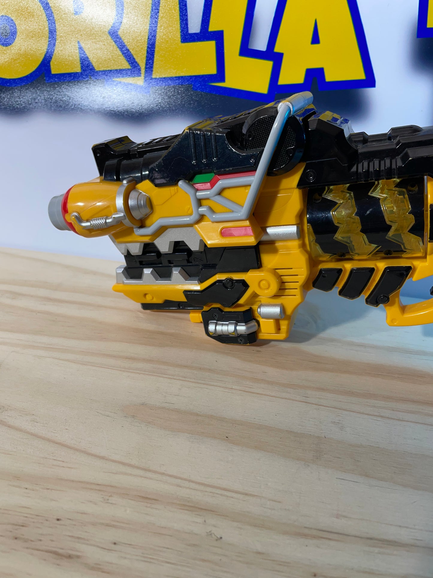 KYORYUGER DX T-REX GABURIVOLVER + 2x DINO CHARGE / ENERGEM - Power Rangers