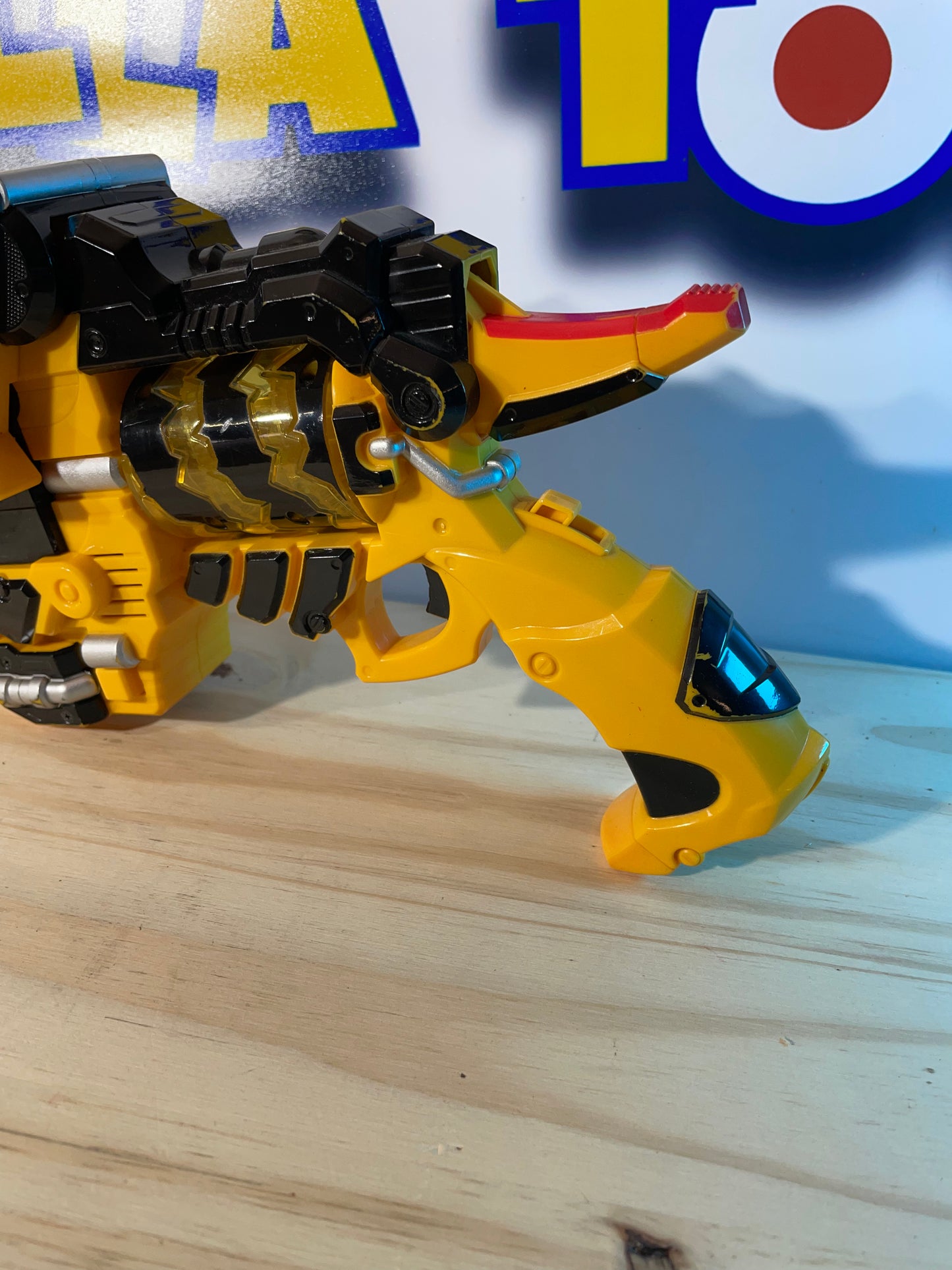 KYORYUGER DX T-REX GABURIVOLVER + 2x DINO CHARGE / ENERGEM - Power Rangers