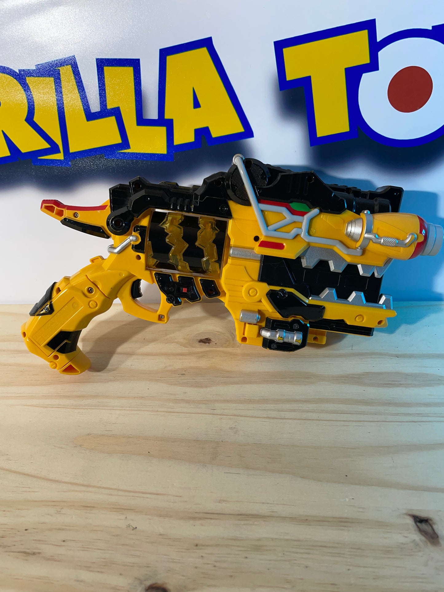 KYORYUGER DX T-REX GABURIVOLVER + 2x DINO CHARGE / ENERGEM - Power Rangers