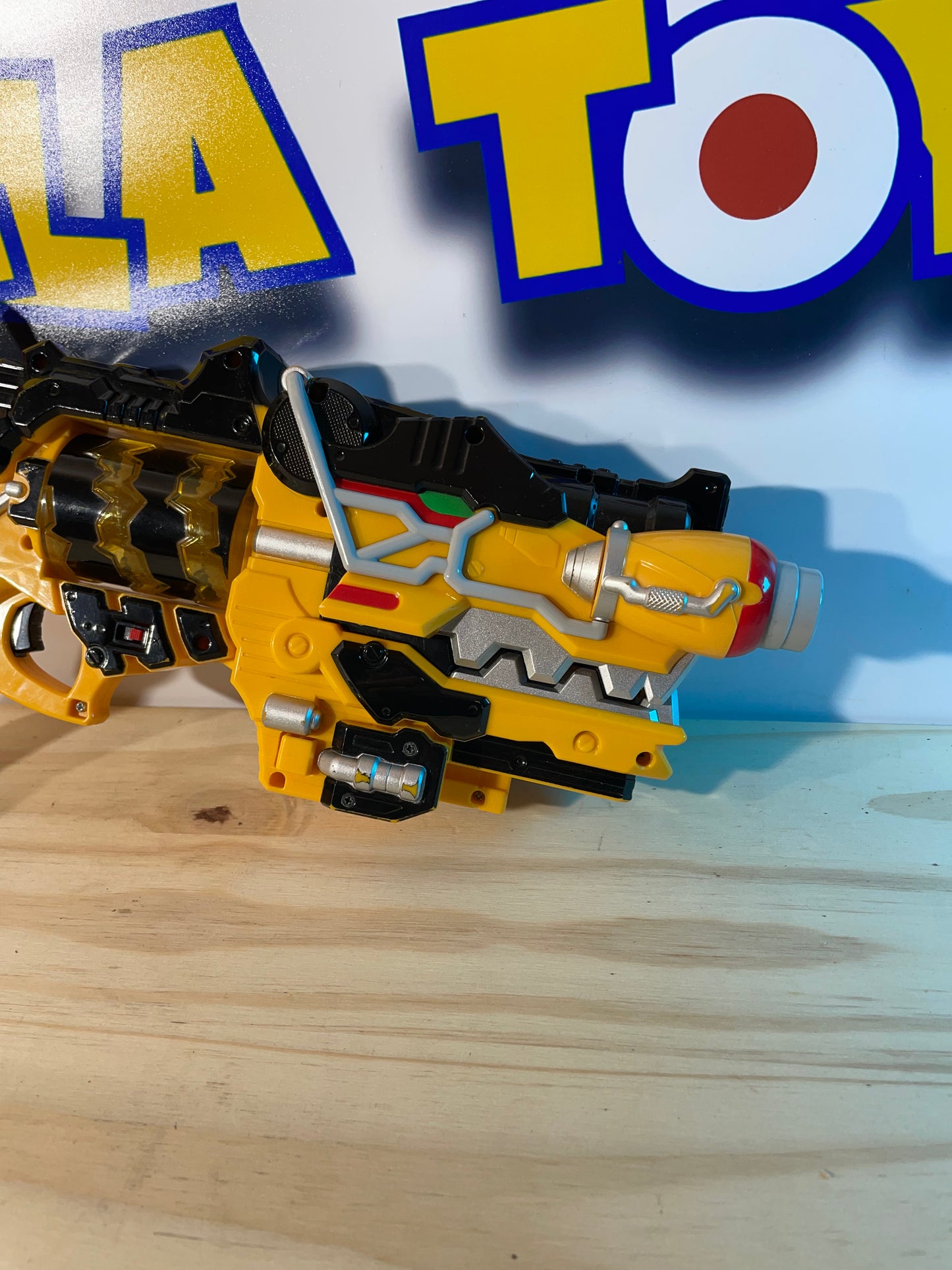 KYORYUGER DX T-REX GABURIVOLVER + 2x DINO CHARGE / ENERGEM - Power Rangers