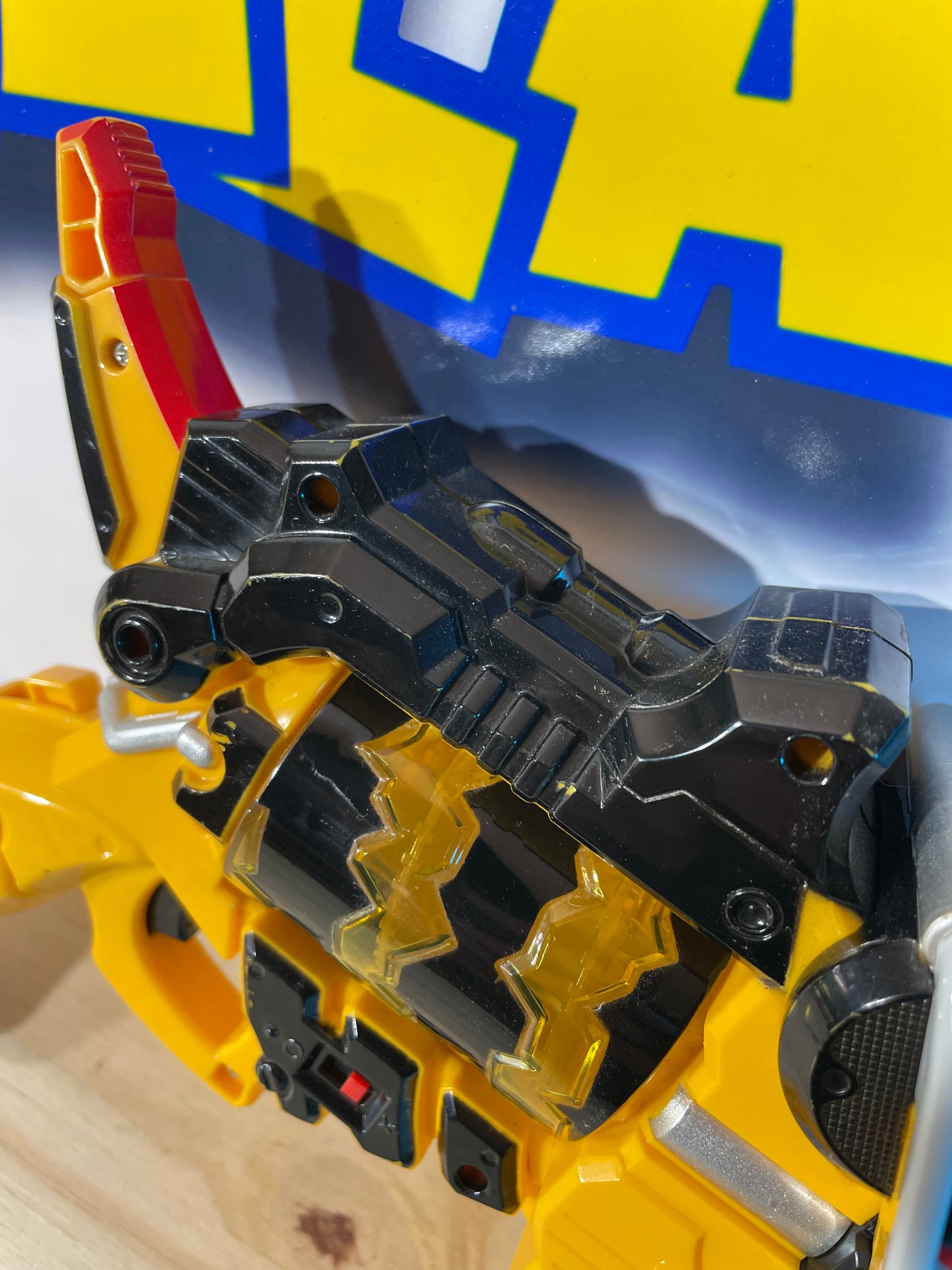 KYORYUGER DX T-REX GABURIVOLVER + 2x DINO CHARGE / ENERGEM - Power Rangers