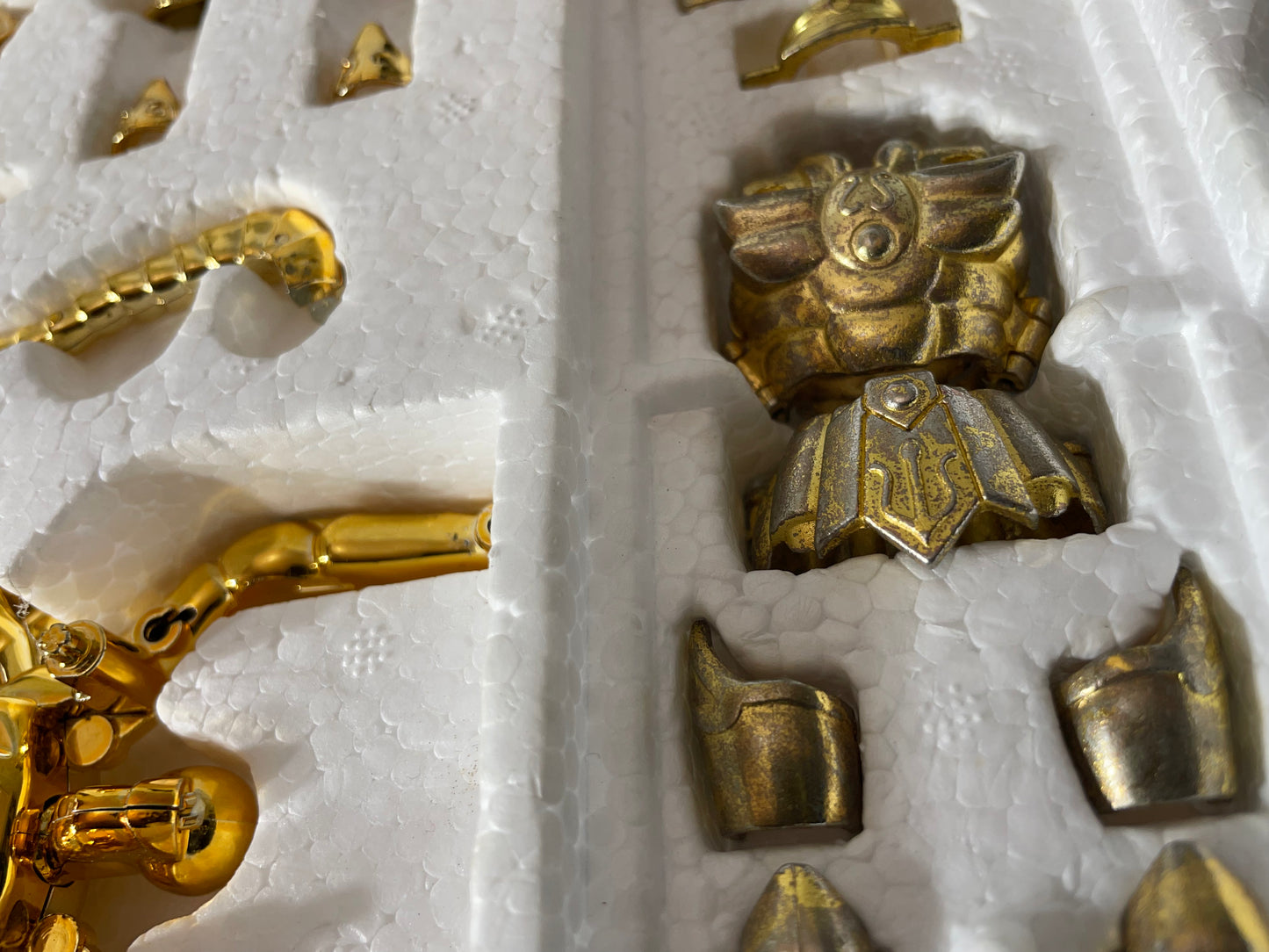 MILO - Chevalier d'or du scorpion (Saint Seiya)