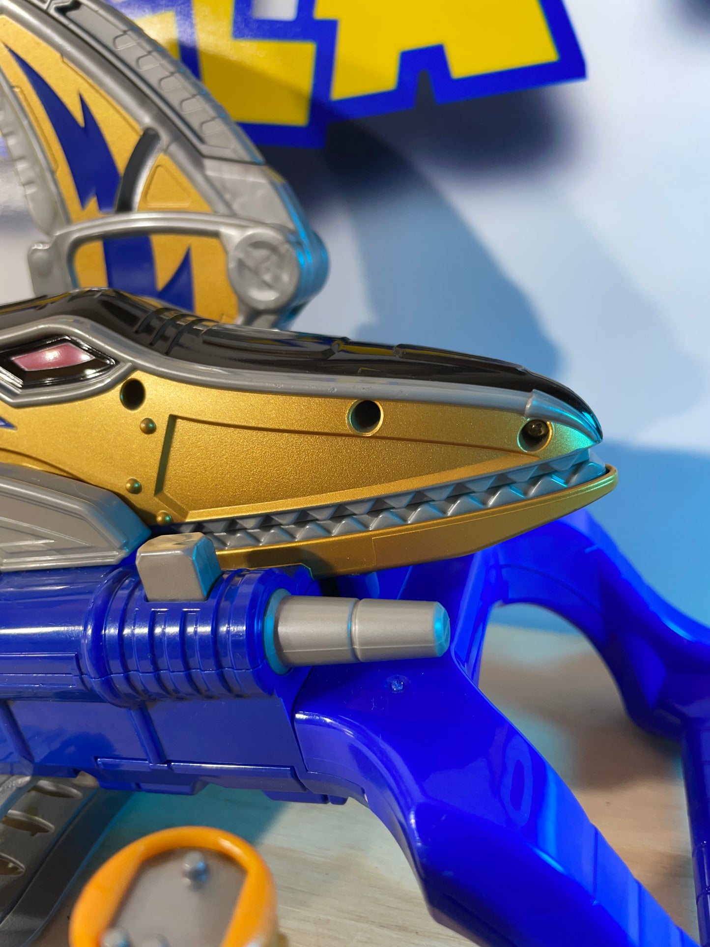 DX ZANDER THUNDER PTERA GOLD SHIELD - Dino Charge Kyoryuger - Power Rangers