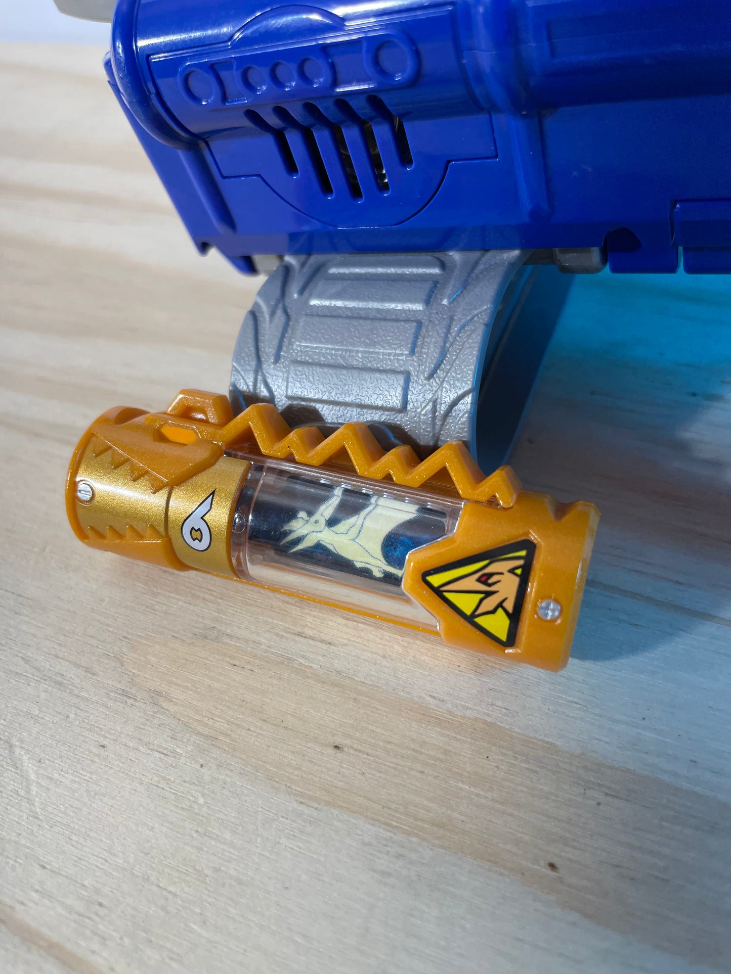 DX ZANDER THUNDER PTERA GOLD SHIELD - Dino Charge Kyoryuger - Power Rangers