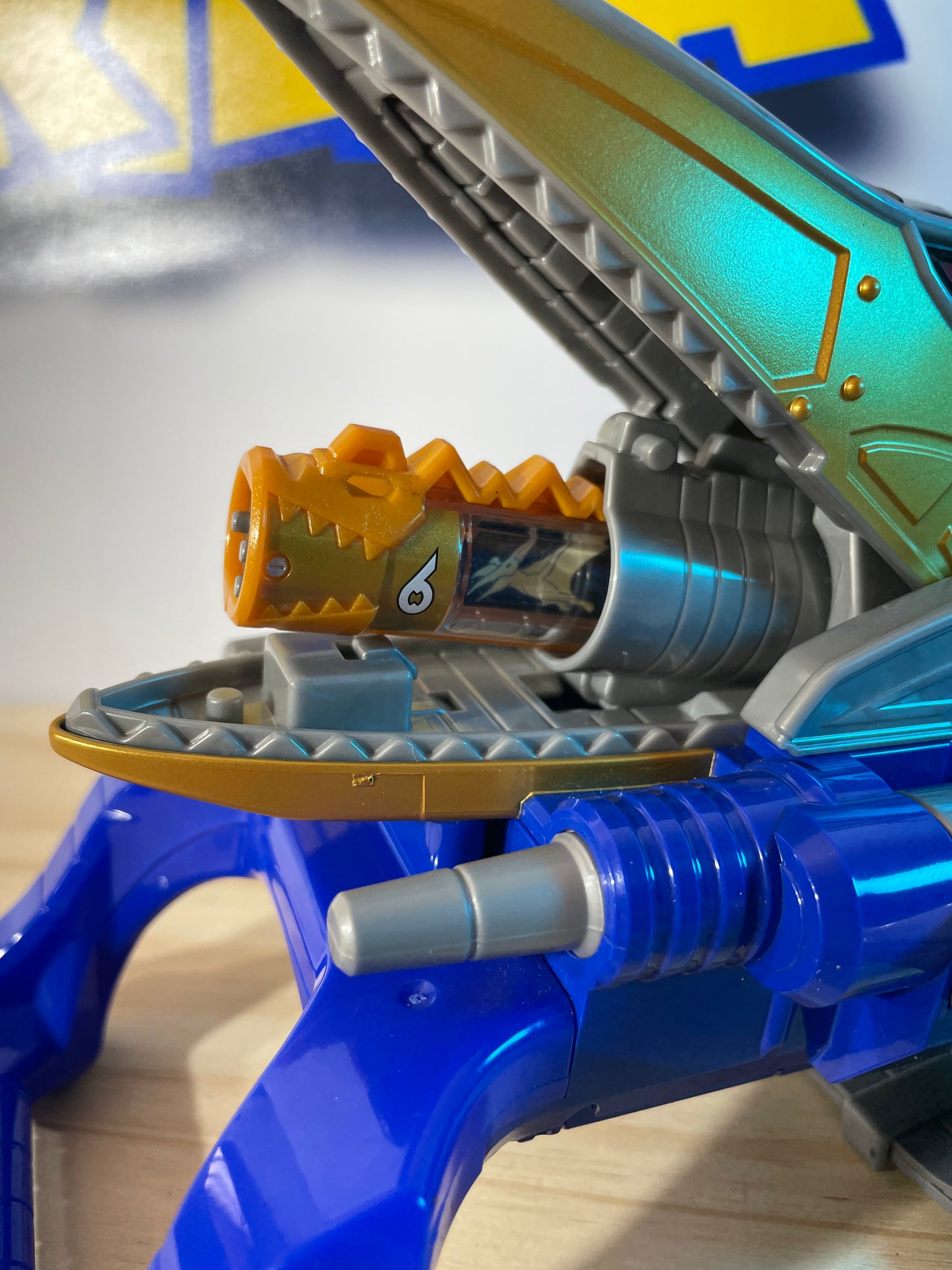 DX ZANDER THUNDER PTERA GOLD SHIELD - Dino Charge Kyoryuger - Power Rangers