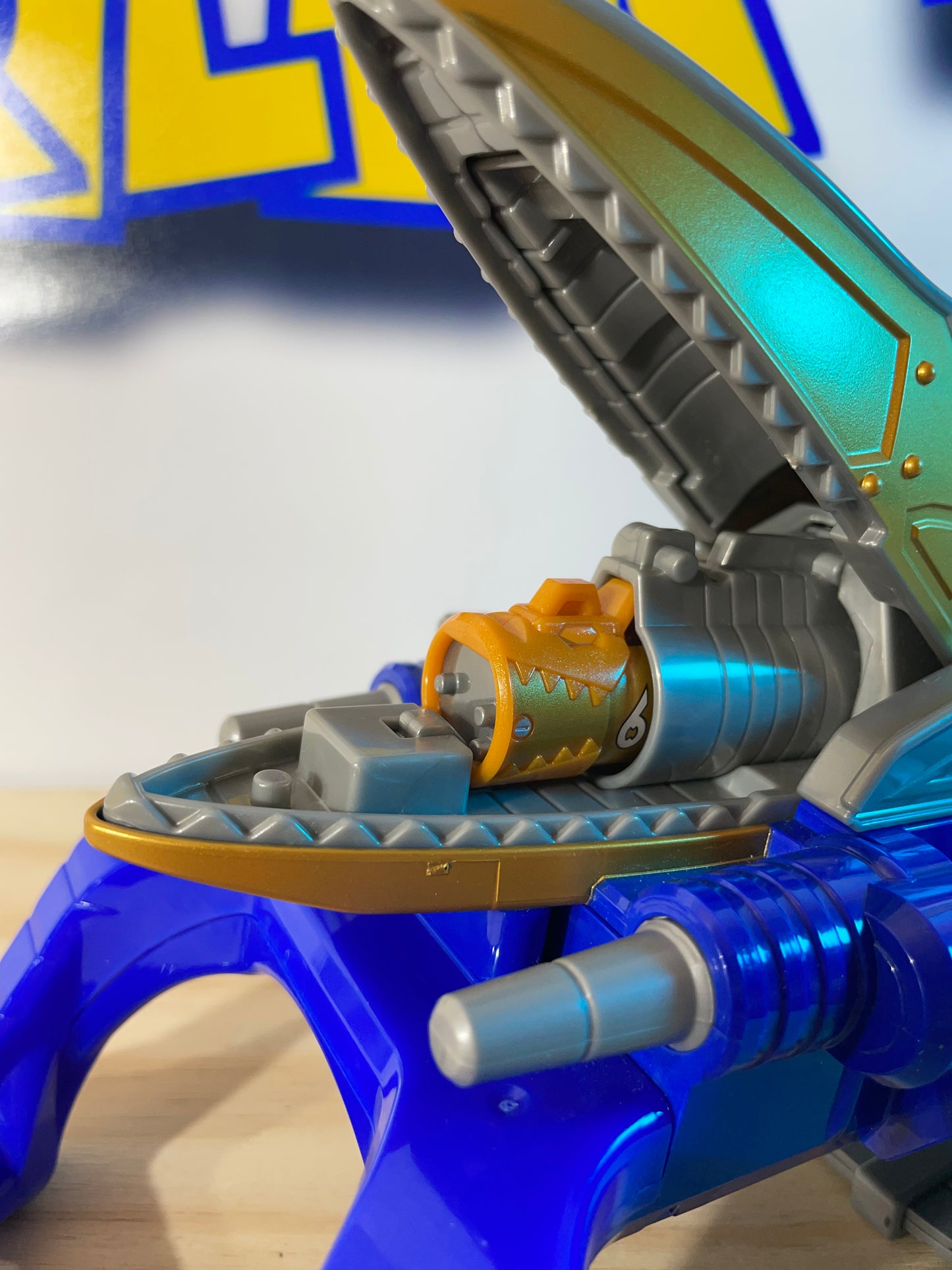 DX ZANDER THUNDER PTERA GOLD SHIELD - Dino Charge Kyoryuger - Power Rangers
