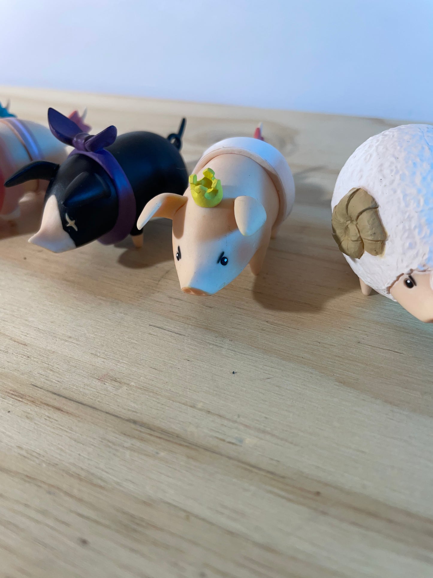 LOT 5 POOGIE PIG FIGURES (secret pig) - Monster Hunter