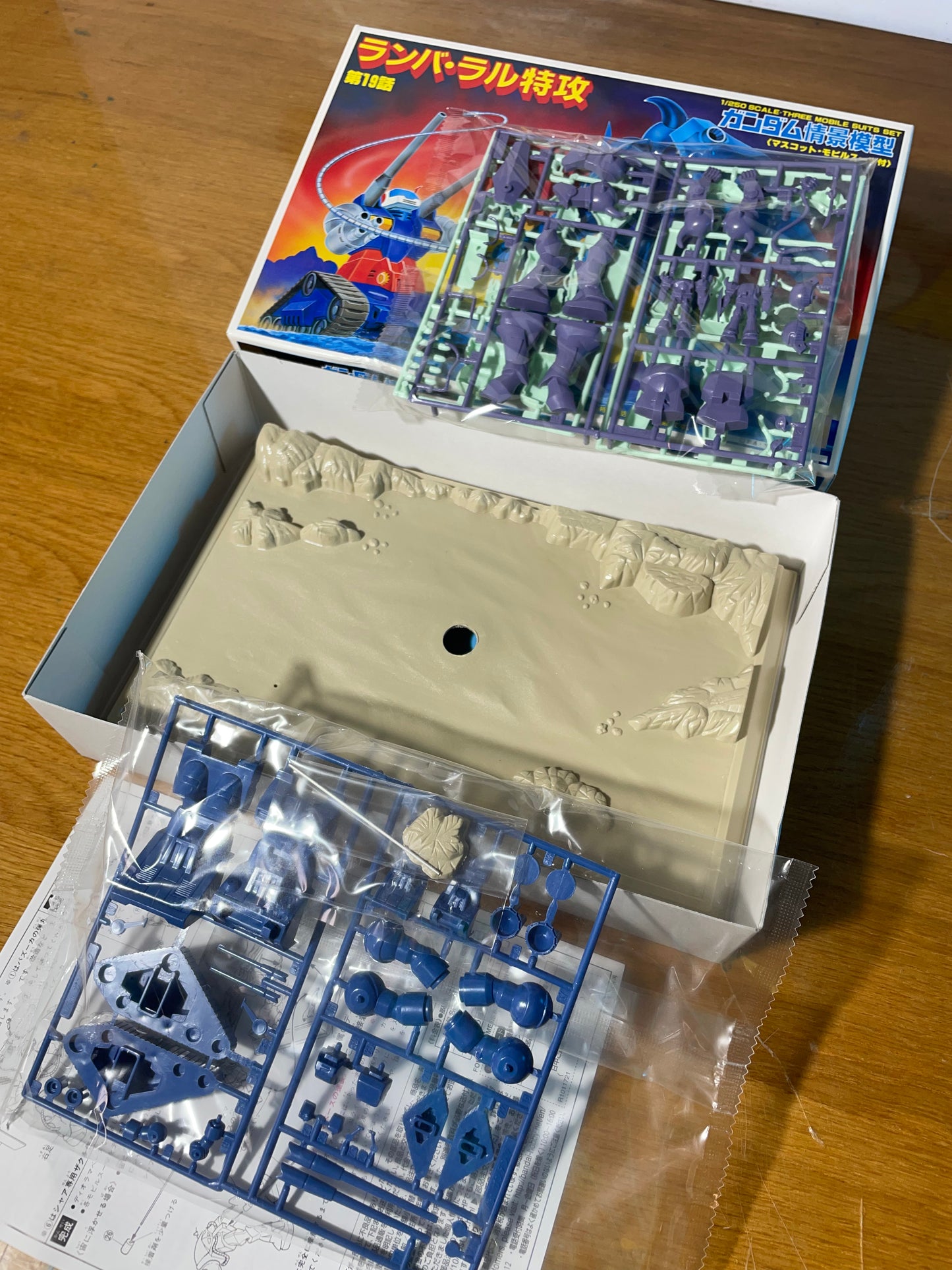 GUNDAM DIORAMA - Type A - 1/250 Scale - Old Model Kit Gunpla - Mobile Suit Gundam